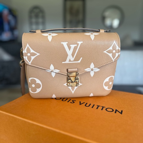 Louis Vuitton Pochette Metis Giant Monogram Arizona Crème Crossbody Bag - Picture 1 of 10